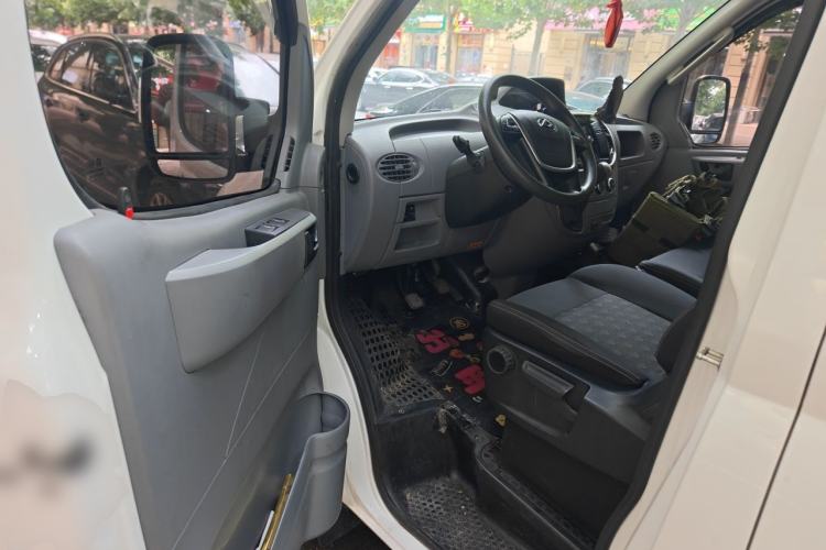 Used SAIC MAXUS Xintu V80 2023 2.0T Manual Classic Aoyuntong Short Wheelbase Mid-Roof 5/6-Seater Driver Seat