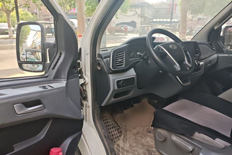 Used SAIC MAXUS Xintu V80 2023 2.0T Manual Classic City Delivery King Short Wheelbase Mid-Roof 3-Seater Driver Seat
