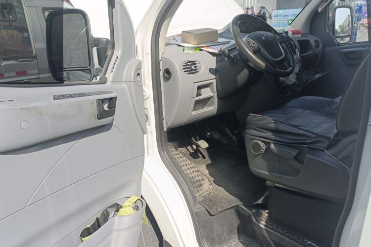 Used SAIC MAXUS Xintu V80 2023 2.0T Manual Classic Aoyuntong Short Wheelbase Mid-Roof 5/6-Seater Driver Seat