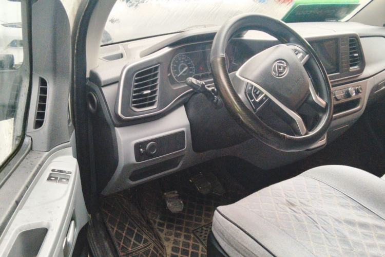 Used SAIC MAXUS Xintu V80 2023 2.0T Manual Classic Aoyuntong Long Wheelbase Mid-Height 6/7/8/9-Seater Driver Seat