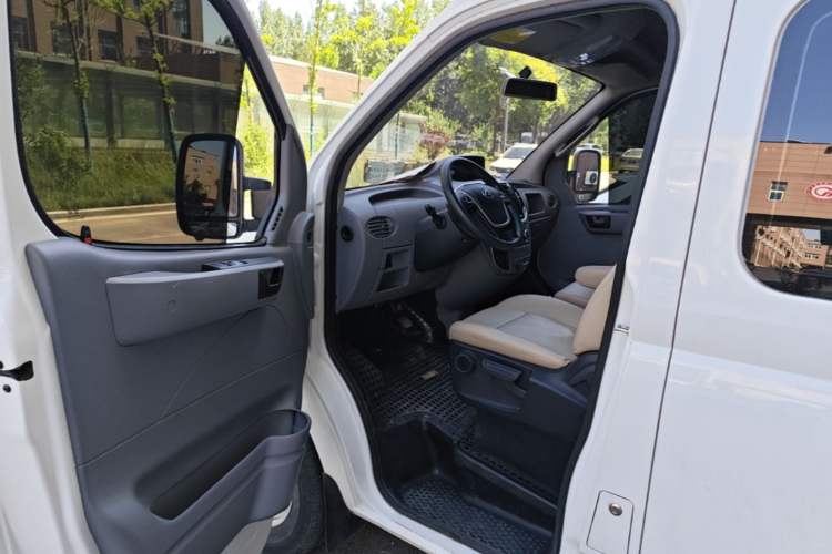 Used SAIC MAXUS Xintu V80 2023 2.0T AMT Classic Aoyuntong Short Wheelbase Mid-Roof 7/8/9-Seater Driver Seat