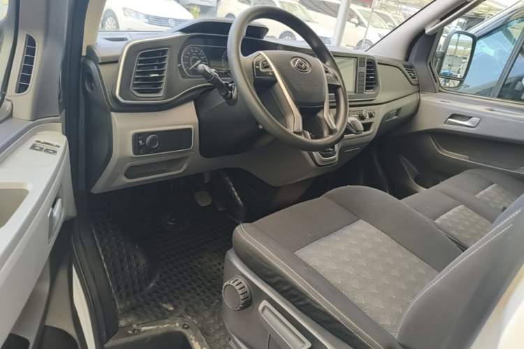 Used SAIC MAXUS Xintu V80 2023 2.0T AMT Classic Aoyuntong Short Wheelbase Mid-Roof 5/6-Seater Driver Seat