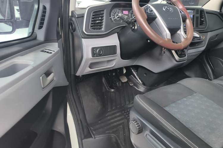 Used SAIC MAXUS Xintu V80 2023 2.0T AMT Classic Aoyuntong Short Wheelbase Mid-Roof 5/6-Seater Driver Seat