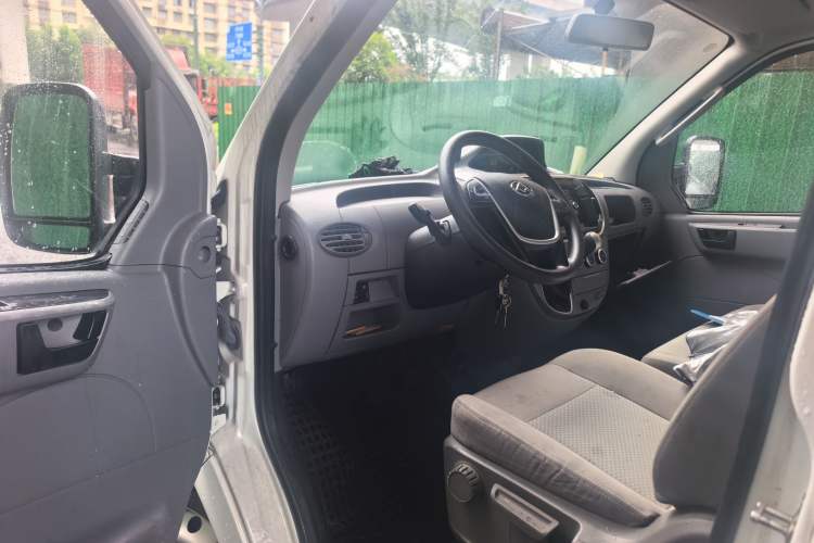 Used SAIC MAXUS Xintu V80 2023 2.0T Manual Classic City Delivery King Short Wheelbase Ultra-Low Roof 3-Seater Driver Seat
