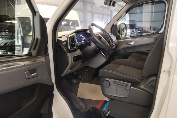 Used SAIC MAXUS Xintu V80 2023 2.0T Manual Classic Aoyuntong Short Wheelbase Mid-Roof 5/6-Seater Driver Seat
