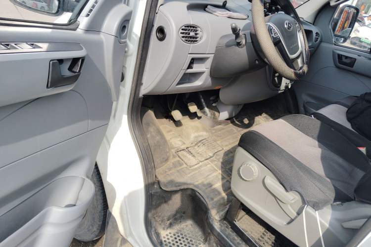 Used SAIC MAXUS Xintu V80 2023 2.0T Manual Classic City Delivery King Short Wheelbase Ultra-Low Roof 3-Seater Driver Seat