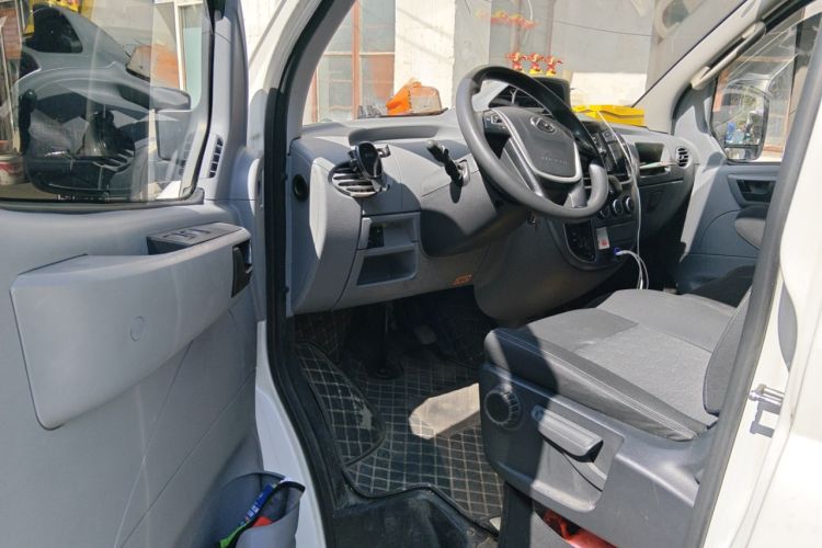 Used SAIC MAXUS Xintu V80 2023 2.0T AMT Classic Aoyuntong Short Wheelbase Ultra-Low Roof 7/8/9-Seater Driver Seat