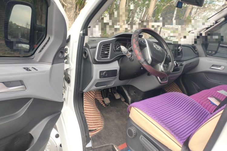 Used SAIC MAXUS Xintu V80 2023 2.0T Manual Classic Aoyuntong Short Wheelbase Mid-Roof 7/8/9-Seater Driver Seat