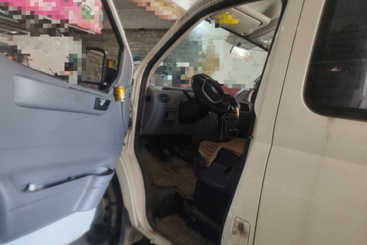 Used SAIC MAXUS Xintu V80 2023 2.0T Manual Classic Aoyuntong Short Wheelbase Mid-Roof 5/6-Seater Driver Seat