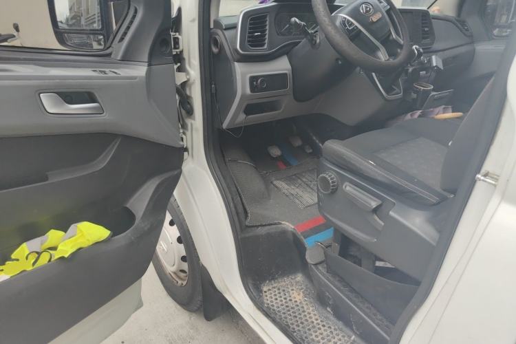 Used SAIC MAXUS Xintu V80 2023 2.0T Manual Classic Aoyuntong Long Wheelbase Mid-Height 6/7/8/9-Seater Driver Seat