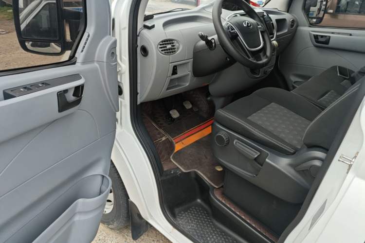 Used SAIC MAXUS Xintu V80 2023 2.0T Manual Classic Aoyuntong Short Wheelbase Ultra-Low Roof 5/6-Seater Driver Seat