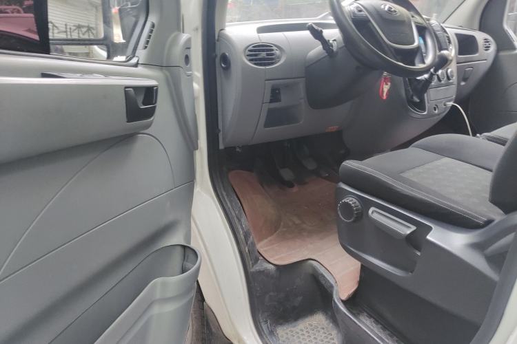 Used SAIC MAXUS Xintu V80 2023 2.0T Manual Classic Aoyuntong Short Wheelbase Mid-Roof 5/6-Seater Driver Seat