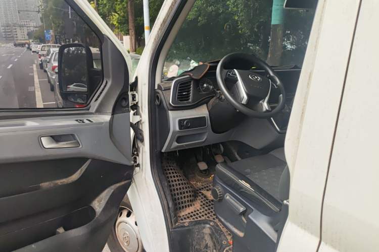 Used SAIC MAXUS Xintu V80 2023 2.0T Manual Classic Aoyuntong Long Wheelbase Mid-Height 6/7/8/9-Seater Driver Seat