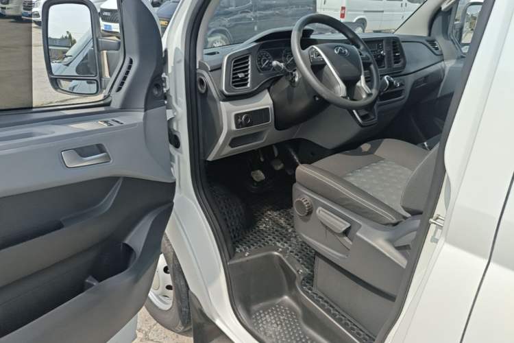 Used SAIC MAXUS Xintu V80 2023 2.0T Manual Classic Aoyuntong Long Wheelbase Ultra-Low Roof 6/7/8/9-Seater Driver Seat