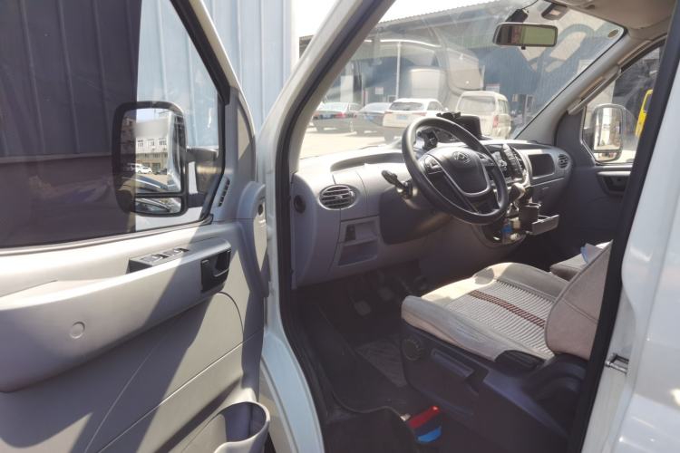 Used SAIC MAXUS Xintu V80 2023 2.0T Manual Classic Aoyuntong Short Wheelbase Mid-Roof 5/6-Seater Driver Seat