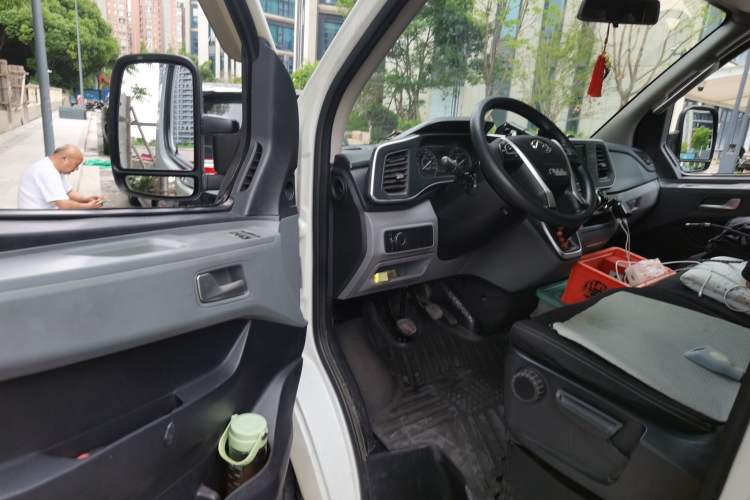 Used SAIC MAXUS Xintu V80 2023 2.0T Manual Classic Aoyuntong Long Wheelbase Mid-Height 6/7/8/9-Seater Driver Seat