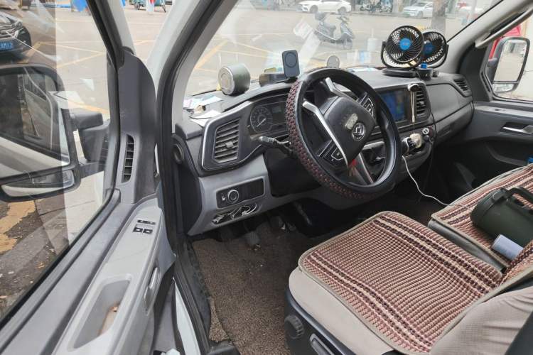 Used SAIC MAXUS Xintu V80 2023 2.0T Manual Classic Aoyuntong Long Wheelbase Mid-Height 6/7/8/9-Seater Driver Seat