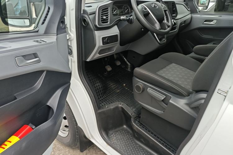 Used SAIC MAXUS Xintu V80 2023 2.0T Manual Classic Aoyuntong Short Wheelbase Mid-Roof 5/6-Seater Driver Seat
