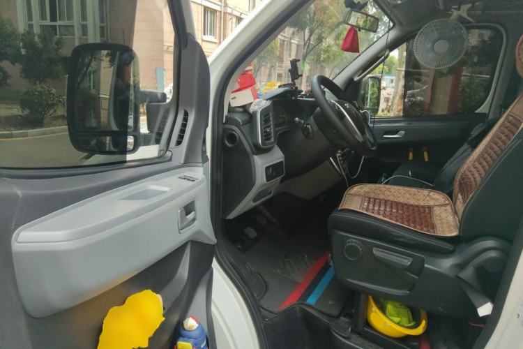 Used SAIC MAXUS Xintu V80 2023 2.0T Manual Classic Aoyuntong Long Wheelbase Mid-Height 6/7/8/9-Seater Driver Seat