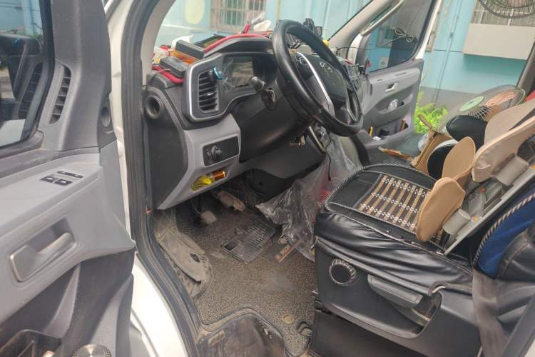 Used SAIC MAXUS Xintu V80 2023 2.0T Manual Classic Aoyuntong Power Version Long Wheelbase Mid-Roof Design 6/7/8/9-Seater Driver Seat