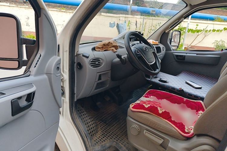 Used SAIC MAXUS Xintu V80 2023 2.0T Manual Classic City Delivery King Long Wheelbase Mid-Roof 3-Seater Driver Seat
