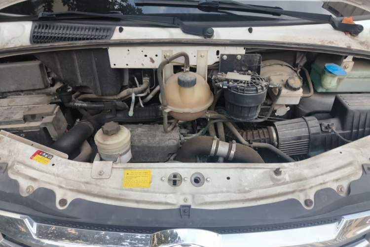 Used SAIC MAXUS Xintu V80 2023 2.0T PLUS Manual All-Around King Long Wheelbase Mid-Height Roof—6/7/8/9-Seater Engine Bay