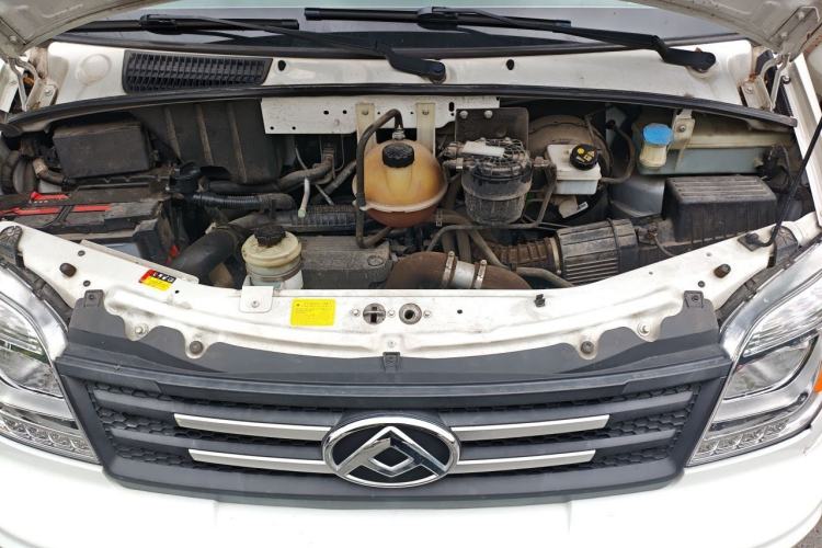 Used SAIC MAXUS Xintu V80 2023 2.0T Manual Classic Aoyuntong Long Wheelbase Mid-Height 6/7/8/9-Seater Engine Bay