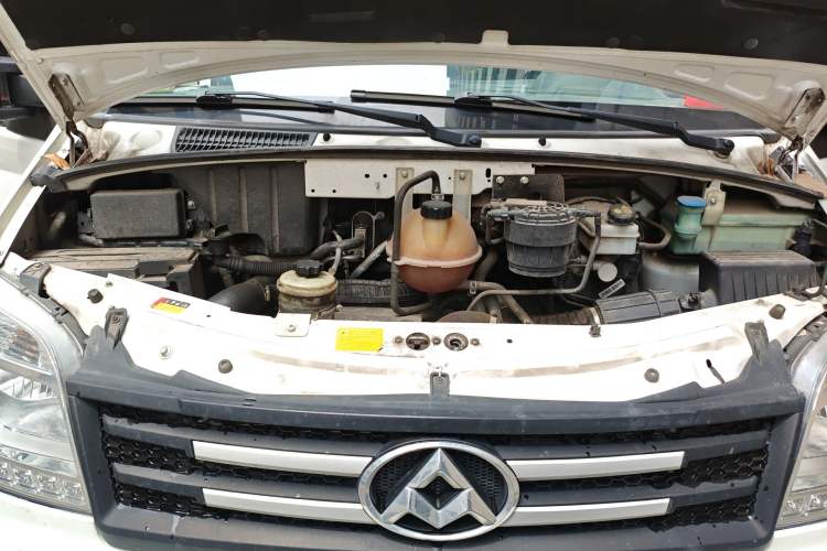 Used SAIC MAXUS Xintu V80 2023 2.0T Manual Classic Aoyuntong Long Wheelbase Mid-Height 6/7/8/9-Seater Engine Bay