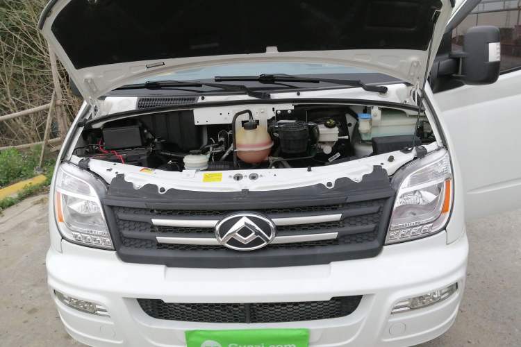Used SAIC MAXUS Xintu V80 2023 2.0T AMT Classic Aoyuntong Power Version Short Wheelbase Mid-Roof Design 5/6 Seats Engine Bay