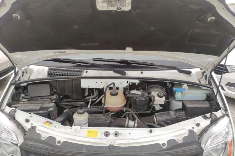 Used SAIC MAXUS Xintu V80 2023 2.0T Manual Classic Aoyuntong Long Wheelbase Mid-Height 6/7/8/9-Seater Engine Bay