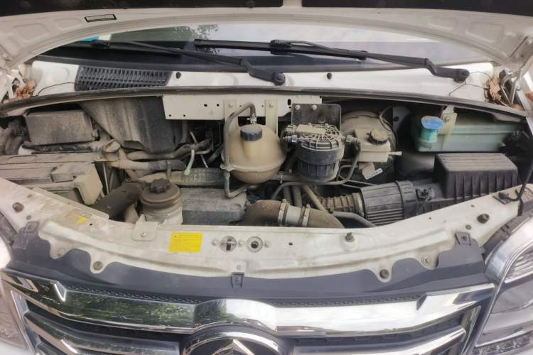 Used SAIC MAXUS Xintu V80 2023 2.0T AMT Classic Aoyuntong Power Version Short Wheelbase Ultra-Low Roof 5/6-Seater Engine Bay
