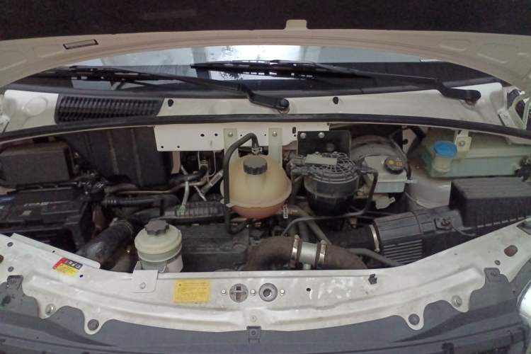 Used SAIC MAXUS Xintu V80 2023 2.0T AMT Classic Aoyuntong Short Wheelbase Mid-Roof 5/6-Seater Engine Bay