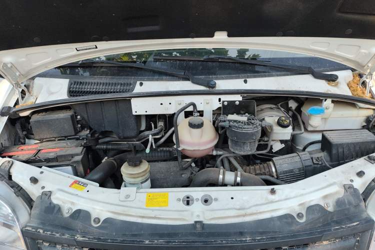 Used SAIC MAXUS Xintu V80 2023 2.0T Manual Classic Aoyuntong Long Wheelbase Mid-Height 6/7/8/9-Seater Engine Bay