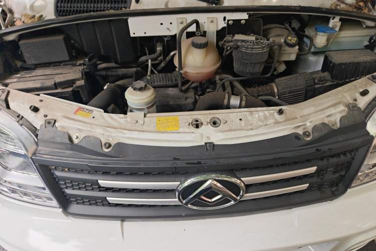 Used SAIC MAXUS Xintu V80 2023 2.0T Manual Classic Aoyuntong Short Wheelbase Mid-Roof 5/6-Seater Engine Bay
