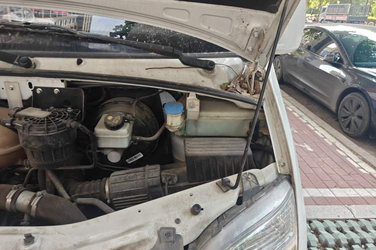Used SAIC MAXUS Xintu V80  Engine Bay Left