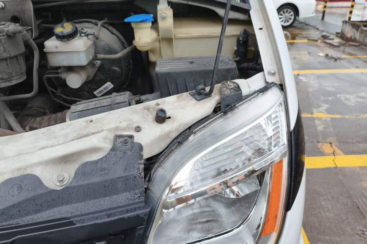 Used SAIC MAXUS Xintu V80 2023 2.0T Manual Classic Aoyuntong Long Wheelbase Mid-Height 6/7/8/9-Seater Engine Bay Left