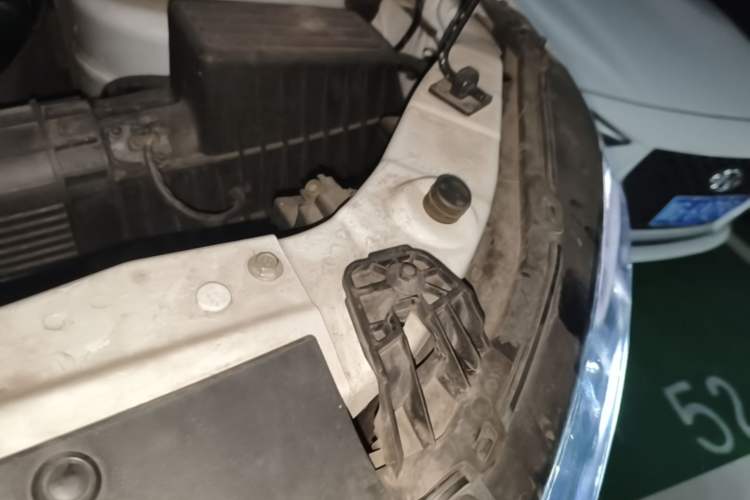 Used SAIC MAXUS Xintu V80  Engine Bay Left