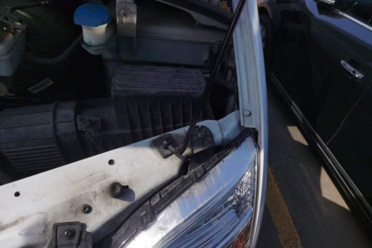 Used SAIC MAXUS Xintu V80 2023 2.0T Manual Classic Aoyuntong Short Wheelbase Mid-Roof 5/6-Seater Engine Bay Left