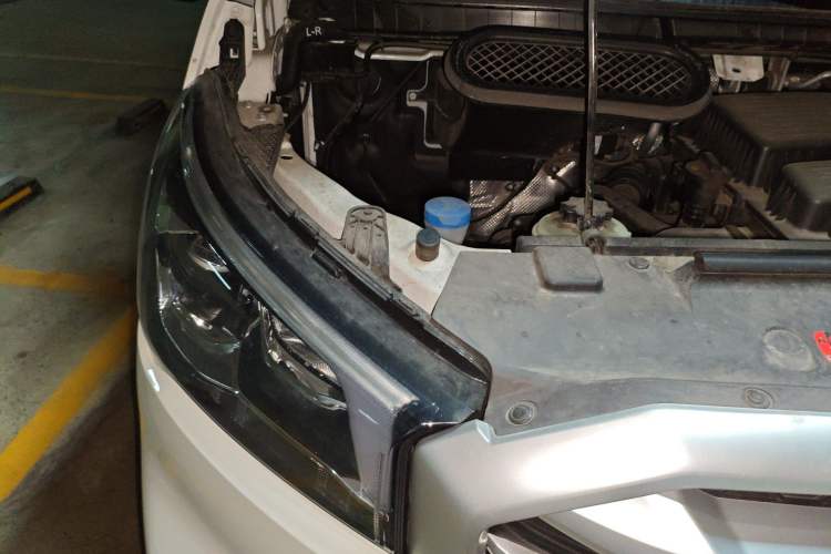 Used SAIC MAXUS Xintu V80  Engine Bay Right