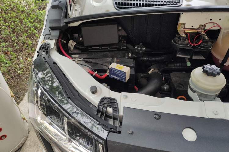 Used SAIC MAXUS Xintu V80  Engine Bay Right