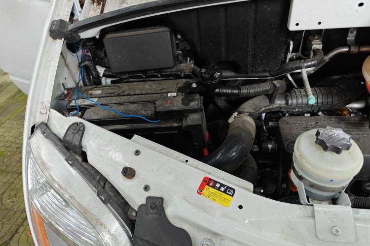 Used SAIC MAXUS Xintu V80 2023 2.0T Manual Classic Aoyuntong Short Wheelbase Mid-Roof 5/6-Seater Engine Bay Right