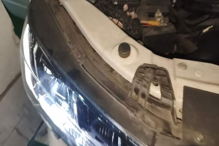 Used SAIC MAXUS Xintu V80  Engine Bay Right