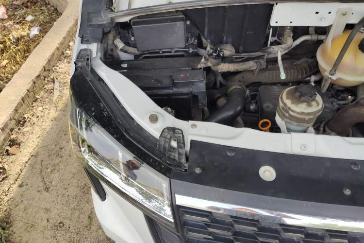 Used SAIC MAXUS Xintu V80  Engine Bay Right