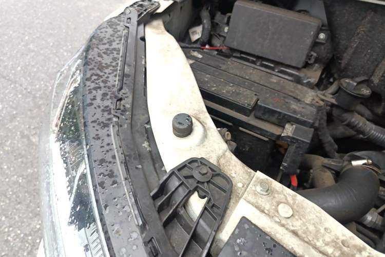Used SAIC MAXUS Xintu V80  Engine Bay Right