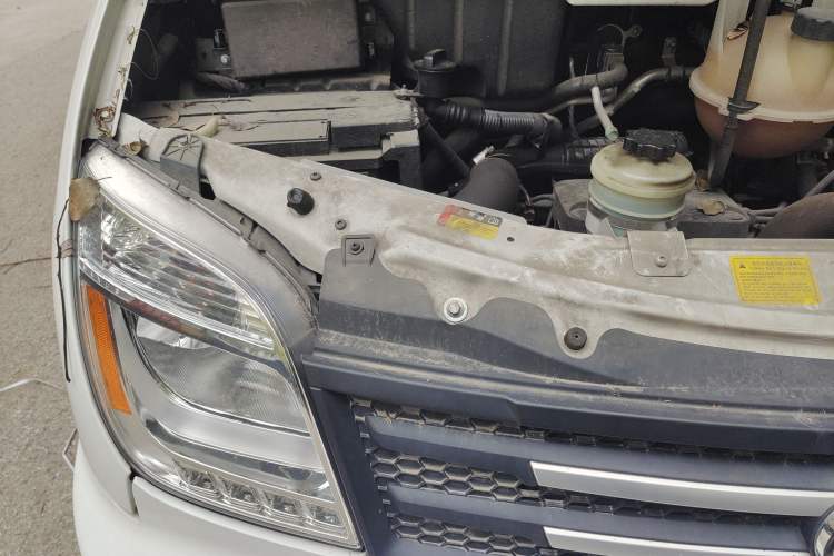 Used SAIC MAXUS Xintu V80 2023 2.0T Manual Classic Aoyuntong Short Wheelbase Mid-Roof 5/6-Seater Engine Bay Right