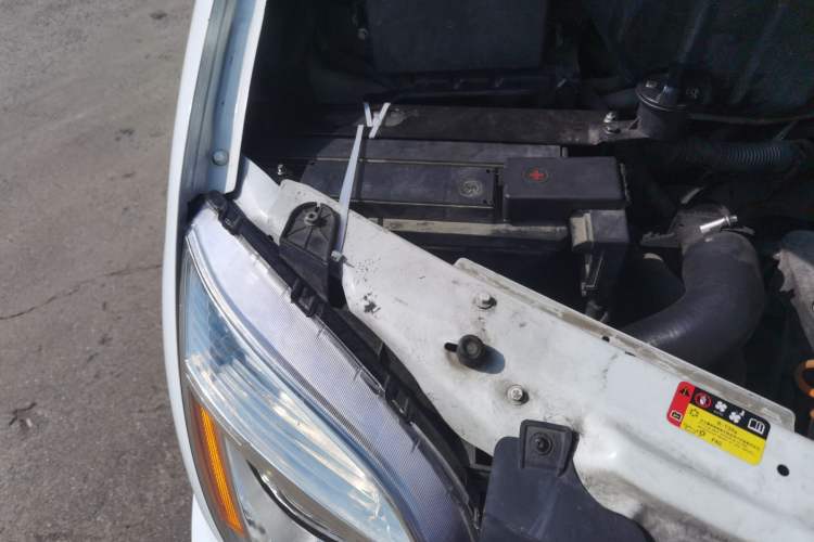 Used SAIC MAXUS Xintu V80 2023 2.0T Manual Classic Aoyuntong Short Wheelbase Mid-Roof 5/6-Seater Engine Bay Right