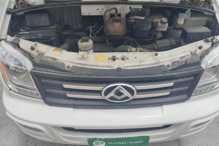 Used SAIC MAXUS Xintu V80 2023 2.0T Manual Classic Aoyuntong Long Wheelbase Mid-Height 6/7/8/9-Seater Engine Bay