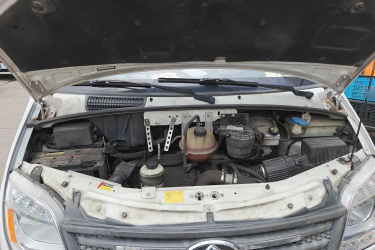 Used SAIC MAXUS Xintu V80 2023 2.0T Manual Classic Aoyuntong Long Wheelbase Mid-Height 6/7/8/9-Seater Engine Bay