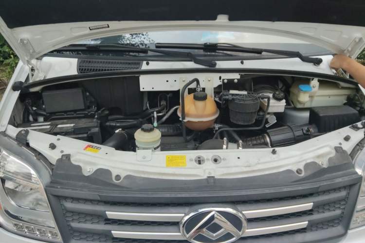 Used SAIC MAXUS Xintu V80 2023 2.0T Manual Classic Aoyuntong Long Wheelbase Mid-Height 6/7/8/9-Seater Engine Bay
