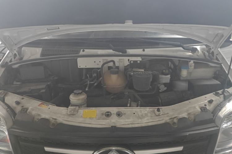 Used SAIC MAXUS Xintu V80 2023 2.0T Manual Classic Aoyuntong Long Wheelbase Mid-Height 6/7/8/9-Seater Engine Bay